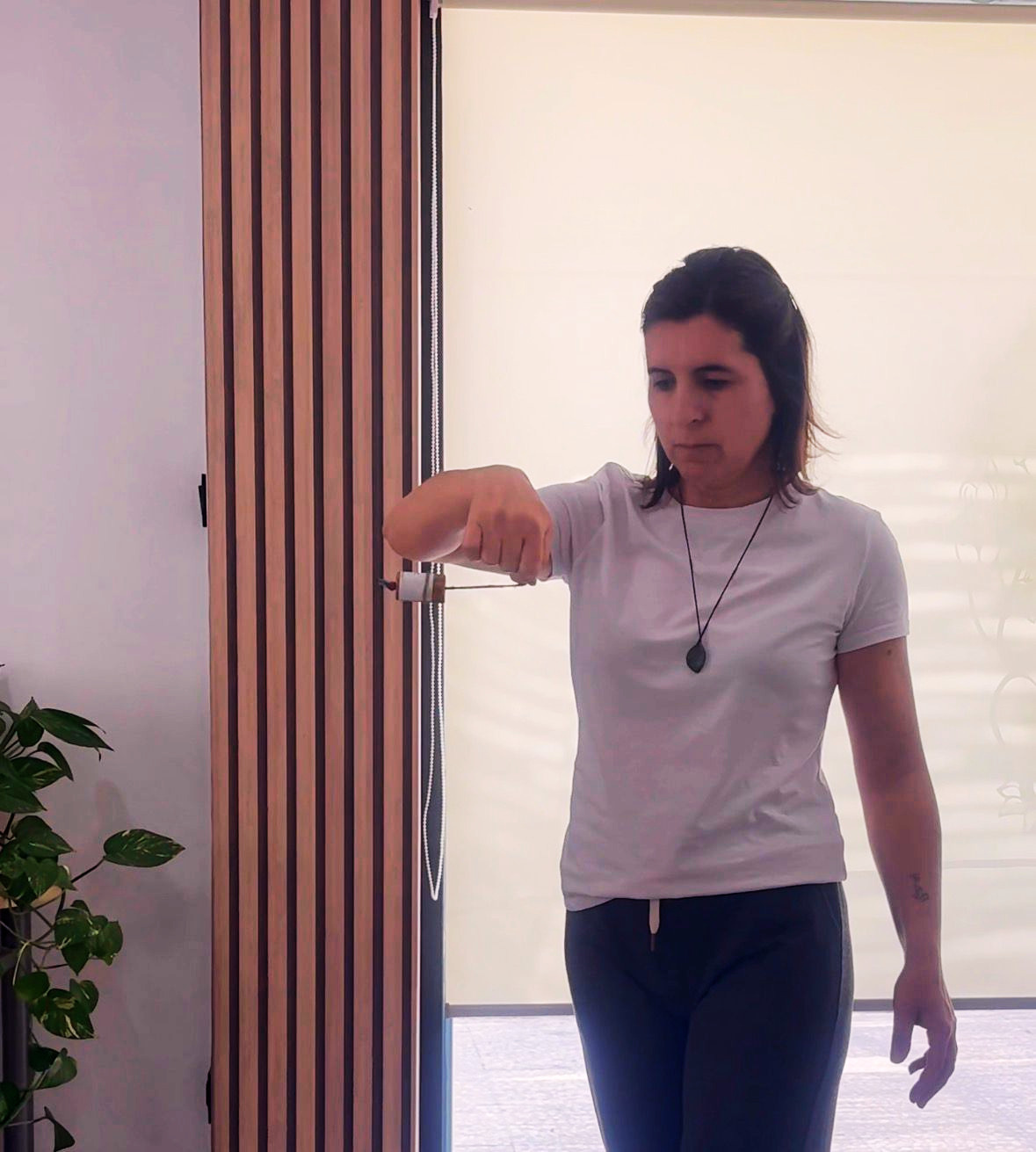 Laura realizando terapia con Péndulo Hebreo